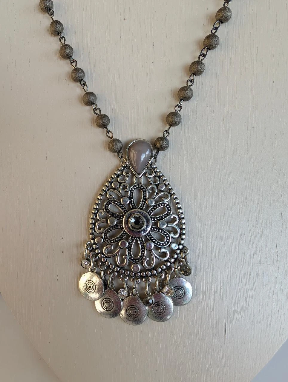 Large statement necklace with grey beads and silver pendant PA1010 – photo 3